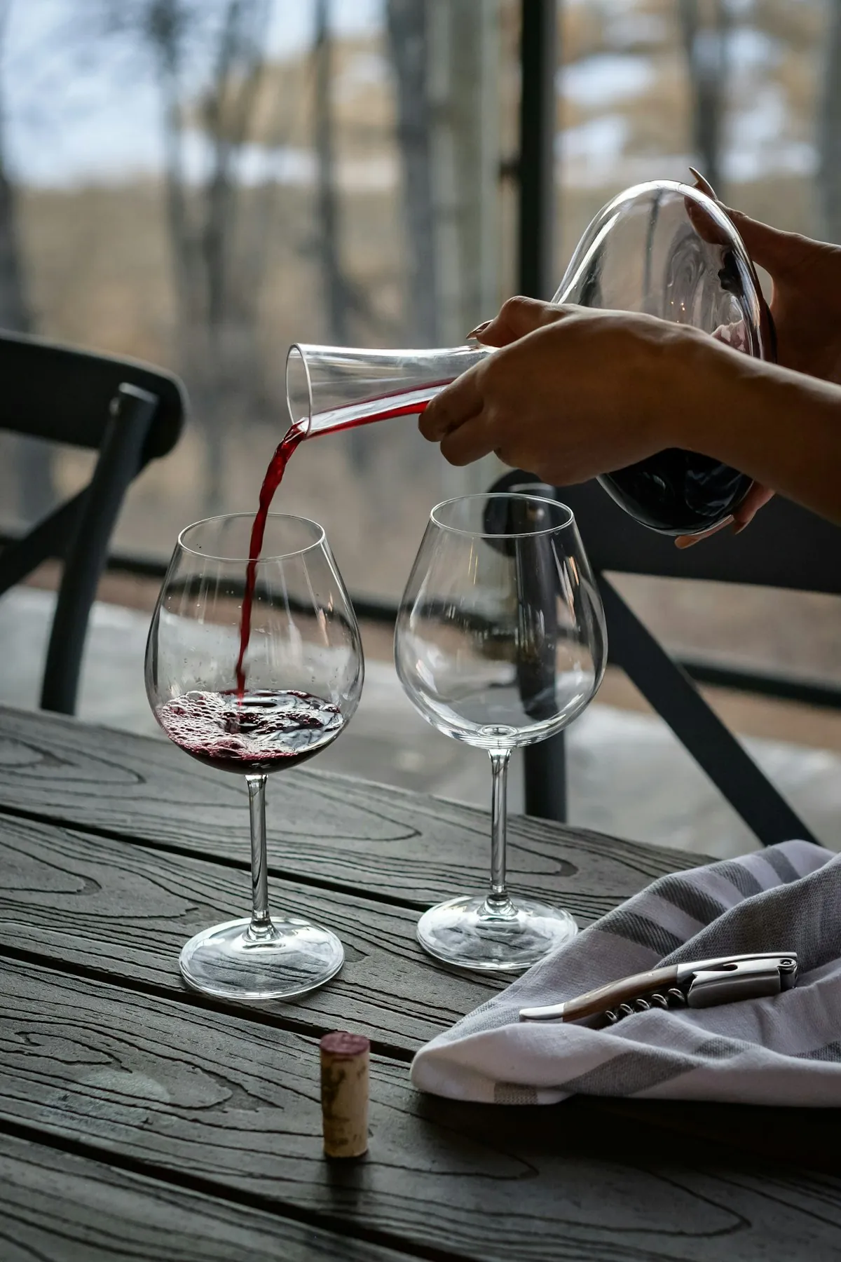 Carafer un vin : à quoi ça sert vraiment ?